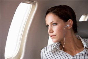 девушка слушает музыку в самолете